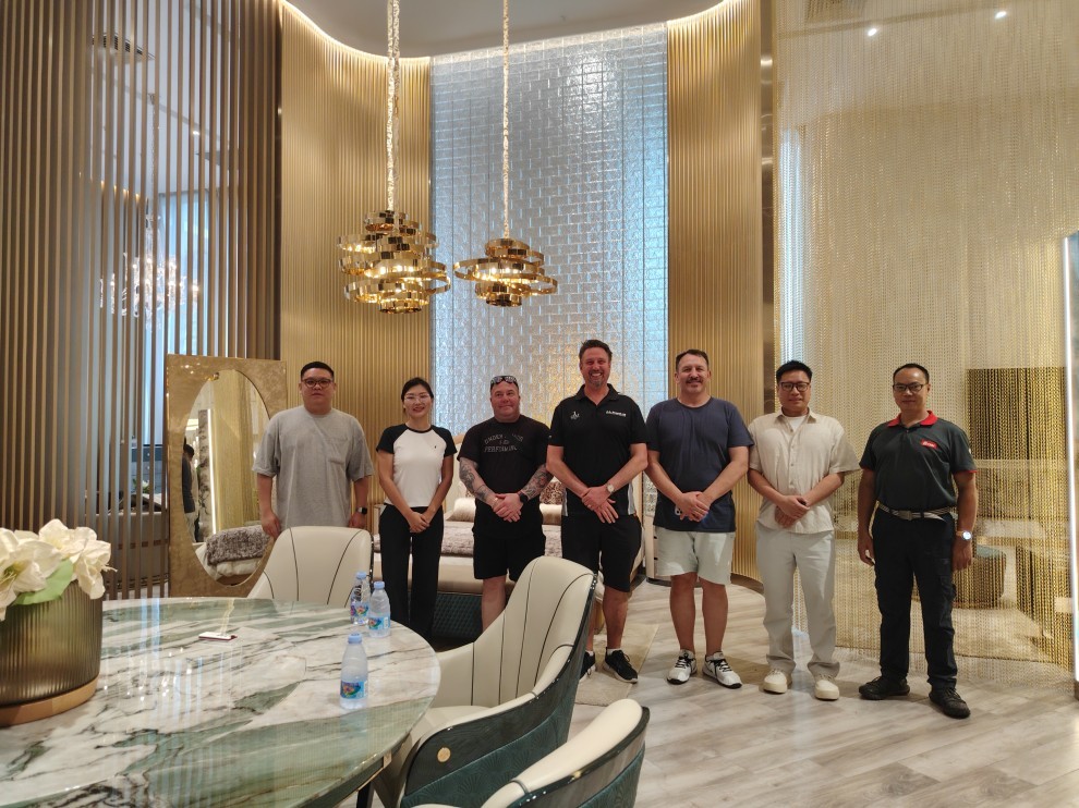 与巴西客户高层展厅合影